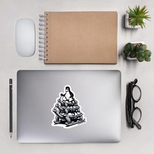 Peut inclure: Illustration en noir et blanc d'un pingouin monté sur une pile de trois tortues. Les tortues sont sur un traîneau et le pingouin tient les rênes. L'illustration est sur un fond blanc.