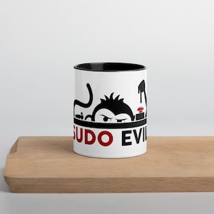 Puede incluir: Taza de cerámica blanca con borde y asa negros. La taza presenta una ilustración en blanco y negro de un mono asomándose por encima de una barra negra con el texto "sudo evil" en letras rojas.