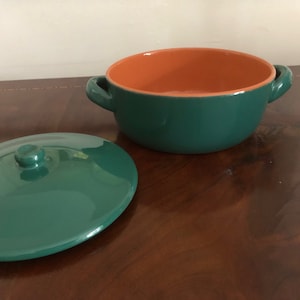 Peut inclure: Un plat en céramique vert avec un couvercle. Le plat a un intérieur brun.
