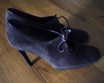 Elegant Charles Jourdan brown suede lace-up shoes in very good condition - size 7
