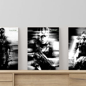 Pode incluir: Três pôsteres em preto e branco com uma pessoa em uniforme militar com uma arma. Os pôsteres têm um efeito de glitch digital e o texto "Splinter Cell Blacklist" no topo.
