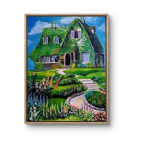 Op de afbeelding: Een schilderij van een groen huis met een weelderige tuin. Het huis heeft een rieten dak en is bedekt met wijnstokken. De tuin heeft een kronkelend pad dat naar het huis leidt, en is gevuld met bloemen in tinten roze, paars en geel.