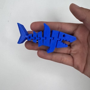 3D Printed Flexi Shark Toy – Articulated Blue Desk Buddy Fidget