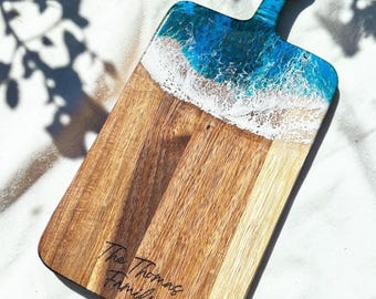 Tabla de mantequilla personalizada de resina con diseño oceánico, regalo de boda grabado para parejas, tabla de servir familiar personalizada, regalo de inauguración de casa con temática costera, decoración playera.