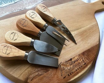 Zestaw CZTERECH personalizowanych grawerowanych noży do sera na deskę do sera