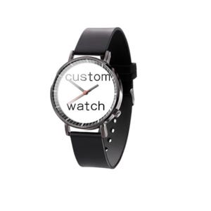 Pode incluir: Um rel&oacute;gio de pulso com bracelete preta e caixa redonda em metal escuro. O mostrador &eacute; branco com o texto custom watch impresso a preto. Possui dois ponteiros escuros e um ponteiro de segundos fino e vermelho apontado para o centro.