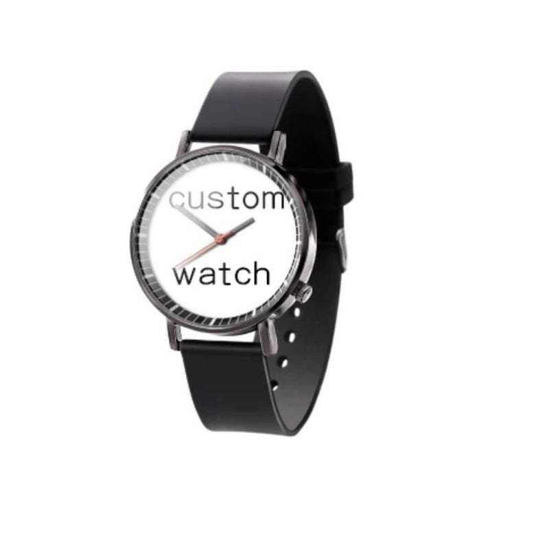 Pode incluir: Um rel&oacute;gio de pulso com bracelete preta e caixa redonda em metal escuro. O mostrador &eacute; branco com o texto custom watch impresso a preto. Possui dois ponteiros escuros e um ponteiro de segundos fino e vermelho apontado para o centro.