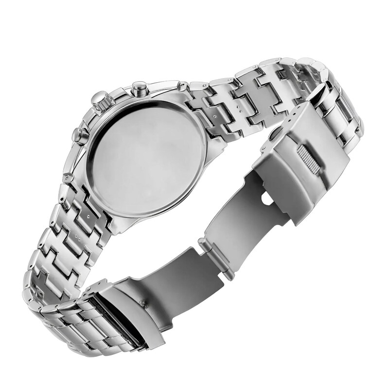 K&ouml;nnte beinhalten: Eine silberfarbene Armbanduhr aus Edelstahl mit rundem Geh&auml;use und einem mehrgliedrigen Metallarmband. Die Uhr verf&uuml;gt &uuml;ber eine Faltschlie&szlig;e und seitliche Dr&uuml;cker am Geh&auml;use und besticht durch ein durchgehend poliertes Metall-Finish.