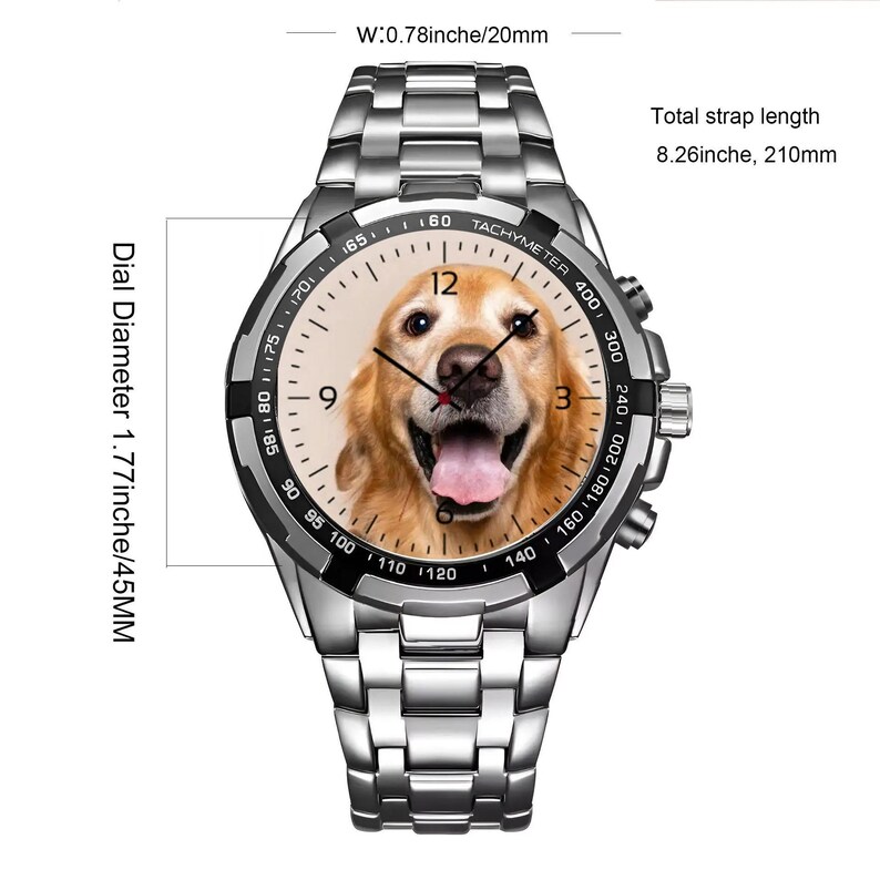 K&ouml;nnte beinhalten: Eine silberfarbene Edelstahlarmbanduhr mit einem Golden Retriever-Portr&auml;t auf dem Zifferblatt. Die Uhr verf&uuml;gt &uuml;ber eine schwarze Tachymeter-L&uuml;nette, einen Zifferblattdurchmesser von 45 mm und eine Gesamtl&auml;nge von 210 mm bei 20 mm Breite.