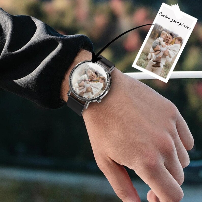 Pode incluir: Um rel&oacute;gio de pulso redondo com pulseira de silicone preta e bisel prateado. O mostrador do rel&oacute;gio apresenta uma fotografia personalizada de uma pessoa segurando duas crian&ccedil;as. Um pequeno cart&atilde;o com o texto Custom your photos est&aacute; anexado.