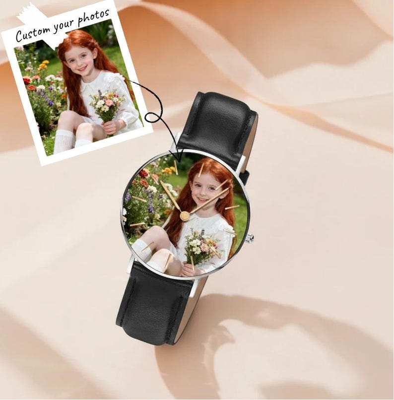 Puede incluir: Un reloj de pulsera con correa de cuero negro y caja circular plateada. La esfera del reloj presenta una fotograf&iacute;a a color personalizada de una persona joven de cabello rojo con una blusa blanca sosteniendo un ramo de flores en un jard&iacute;n.
