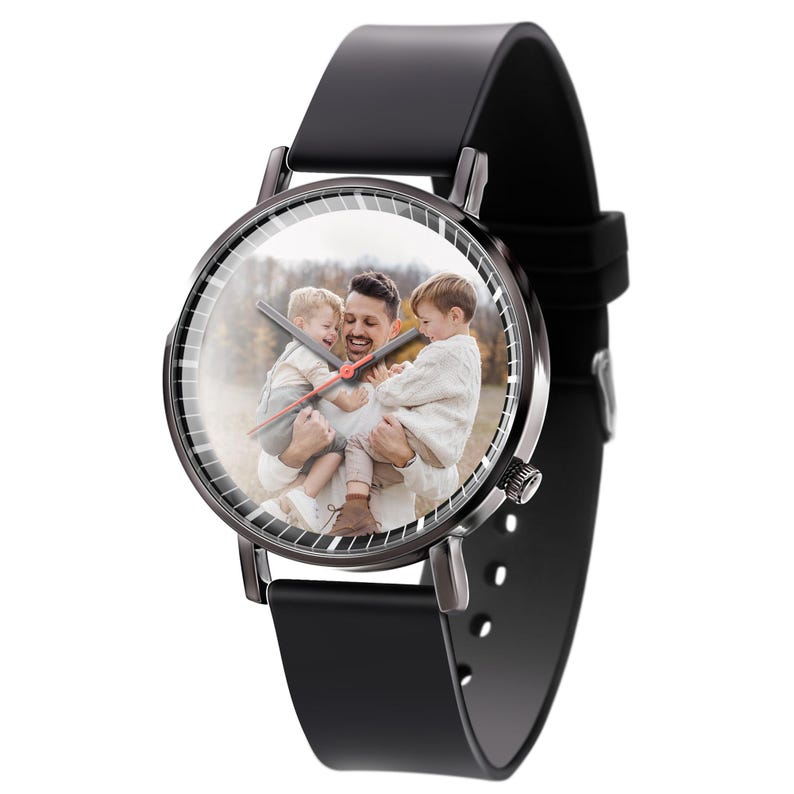 Pode incluir: Um rel&oacute;gio de pulso com pulseira de silicone preta e caixa de metal escuro. O mostrador apresenta uma fotografia colorida personalizada de um adulto segurando duas crian&ccedil;as pequenas. Possui marcadores brancos finos, dois ponteiros cinza-escuro e um ponteiro de segundos vermelho.
