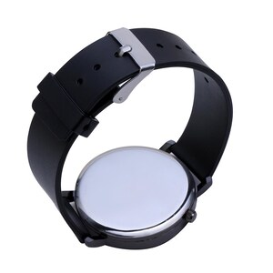 Pode incluir: Um rel&oacute;gio de pulso com uma pulseira de silicone preta lisa, uma fivela de metal prateado e uma tampa traseira circular de cor prateada. O rel&oacute;gio possui uma pequena coroa escura na lateral da caixa, oferecendo um design simples.