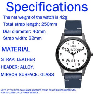 Pu&ograve; includere: Un orologio con cinturino in pelle blu scuro, cassa in lega nera e quadrante bianco con numeri neri e il testo 'LOGO Custom Watch'. Le specifiche includono un peso netto di 42g, una lunghezza totale del cinturino di 250mm e un diametro di 40mm.