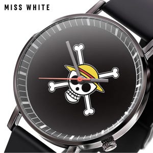 Pode incluir: Um rel&oacute;gio de pulso preto com mostrador redondo apresentando o texto MISS WHITE no canto superior esquerdo. O mostrador exibe um gr&aacute;fico de caveira e ossos cruzados em branco usando um chap&eacute;u de palha amarelo. Ponteiros cinzentos e ponteiro vermelho.
