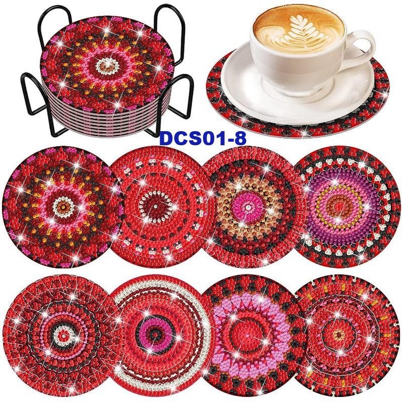 Puede incluir: Conjunto de ocho posavasos rojos, blancos y negros con un dise&ntilde;o de mandala. Los posavasos est&aacute;n hechos de un material brillante y tienen un dise&ntilde;o en relieve. Los posavasos est&aacute;n dispuestos en c&iacute;rculo alrededor de una taza de caf&eacute;.
