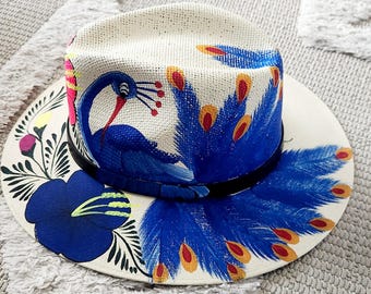 Sombrero beige con pavo real azul y flores
