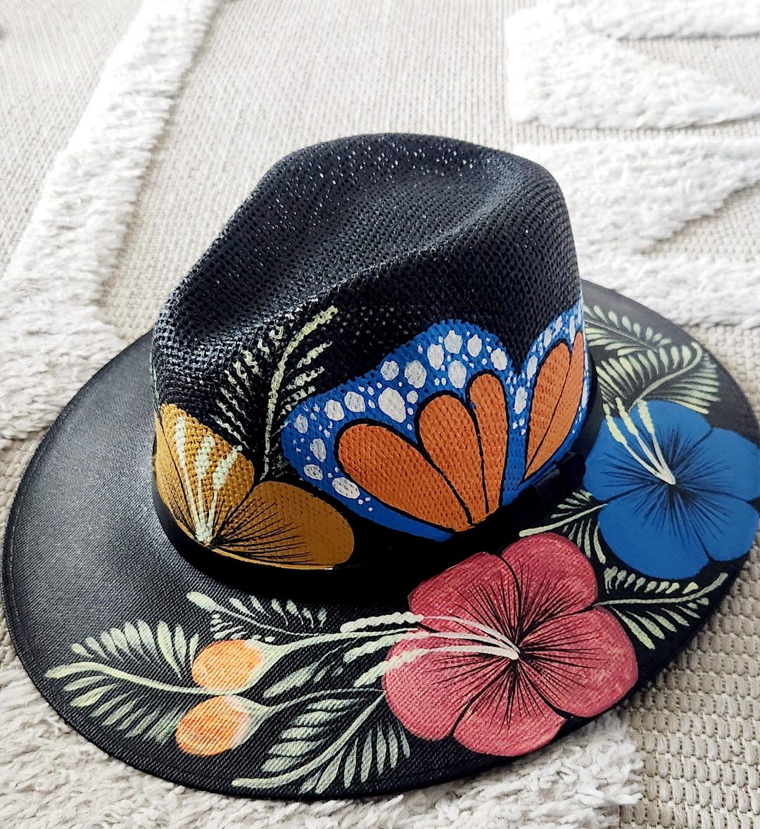 蝶とハイビスカスの花が描かれた黒い麦わら帽子 - Etsy 日本