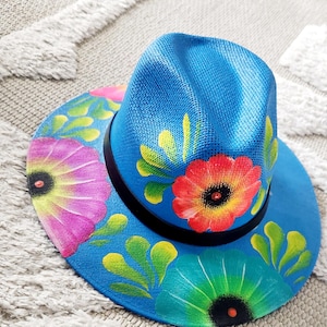 Blauer Strohhut mit bunten Blumen