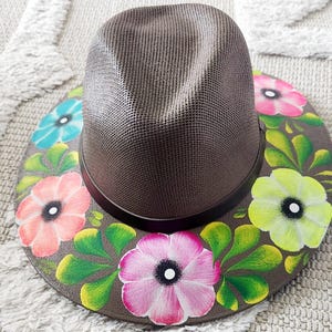 Mauve khaki Strohhut mit bunten Blumen