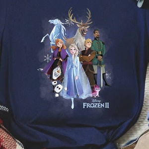 Camiseta de colores cómodos con foto grupal de personajes de Frozen II de Disney, camiseta de Elsa, Emma y Olaf de Frozen, camiseta retro de Frozen, camiseta de princesas de Disney