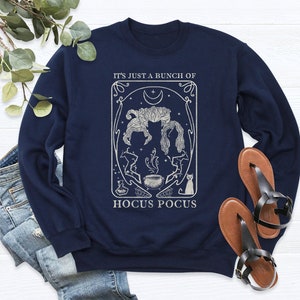 Camiseta de colores cómodos con la carta del tarot Hocus Pocus de Disney, solo un montón de Hocus Pocus, camiseta a juego para viaje a Disneylandia con fiesta de Halloween