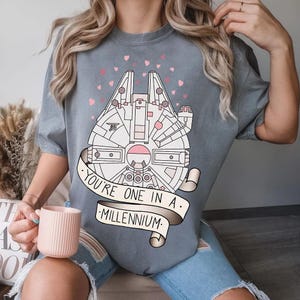 Star Wars You're One In A Millennium Comfort Colors-shirt, Millennium Falcon-T-shirt, Star Wars-fanscadeau, Galaxy's Edge Disneyland-bijpassend T-shirt