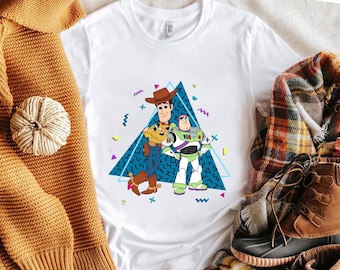 Camiseta de colores cómodos del dúo dinámico de Toy Story de Disney Pixar, Woody y Buzz Lightyear, camiseta a juego para vacaciones familiares en Magic Kingdom Disneyland