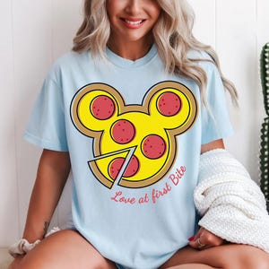Camiseta de Disney Mickey Mouse Pizza Love At First Bite Comfort Colors, camiseta de vacaciones familiares de Magic Kingdom Disneyland, camiseta de regalo de cumpleaños