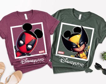 Zabawna koszulka z uszami Mickey'ego MCU Deadpool i Wolverine'a w kolorach Comfort, koszulka dla fanów Marvela, koszulka z wakacjami rodzinnymi w Disneylandzie, koszulka z prezentem urodzinowym