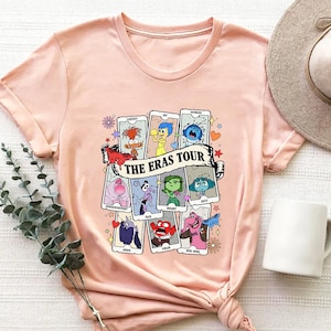 Chemise couleurs confort Disney Inside Out 2 The Eras Tour, chemise Pixar Inside Out 2 cartes de tarot, chemise assortie Magic Kingdom Disneyland famille