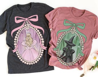 Camiseta personalizada de la película Wicked con colores cómodos, con el dúo Wicked, bruja verde, bruja rosa, Elphaba y Glinda, camiseta a juego de Disneyland.