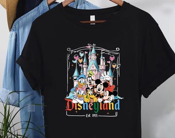 Mickey en vrienden Disney kasteel Disneyland Est 1955 comfort kleuren shirt, Donald Daisy Mickey Minnie Goofy Pluto, bijpassend Disney shirt