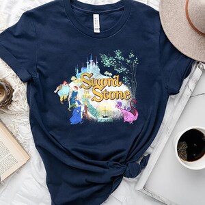 Komfort Farben Disney Das Schwert im Stein Retro T-Shirt, Arthur Merlin Mad Madam Mim Shirt, Magic Kingdom Disneyland Urlaub Shirt