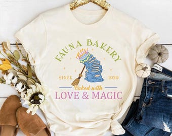 Disney Sleeping Beauty Fauna Bakery Torta di compleanno cotta con amore e magia Comfort Colors T-shirt, maglietta delle fate madrine della principessa Aurora