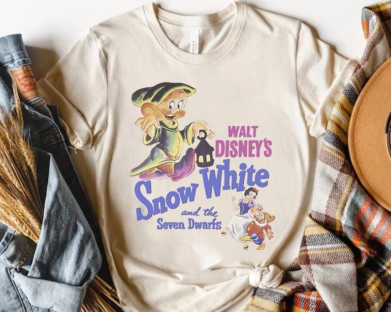 a t - shirt with snow white and seven dwarfs on it