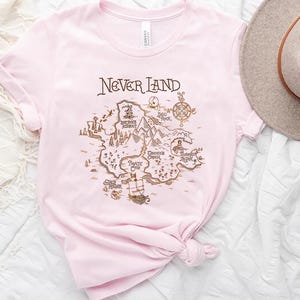 Chemise Disney Peter Pan Never Land Map graphique confort couleurs, chemise Return to Never Land, chemise Magic Kingdom WDW Disneyland assortie à la famille