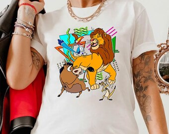 Camiseta de colores cómodos con foto grupal de personajes del Rey León de Disney vintage, camiseta de Simba, Timba y Pumba, parque temático Magic Kingdom Disneyland WDW Epcot