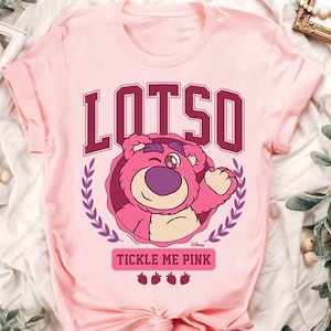Disney Pixar Toy Story Lotso Bär Tickle Me Pink Comfort Farben T-Shirt, Magic Kingdom Disneyland Familienurlaub Shirt, Geburtstagsgeschenk Tee