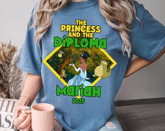 Personlig Prinsessan och diplomet 2025 T-shirt i bekväma färger, Seniorresa Disney-examen, Prinsessan Tiana-examen personlig skjorta