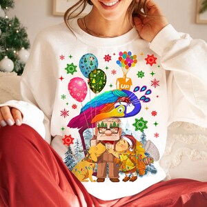 Camiseta navideña con personajes de la película Up de Disney Pixar, colores cómodos, camiseta de Dug Dog Kevin Bird Russell Carl Very Merry Xmas, camiseta familiar de Disney