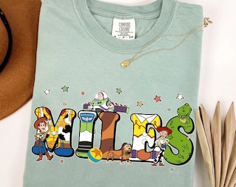 Camiseta com nome personalizado Toy Story Character Comfort Colors, camiseta Buzz Lightyear Woody Jessie, camiseta Magic Kingdom Disneyland, camiseta de presente de aniversário
