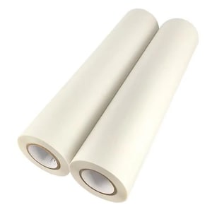 Puede incluir: Dos rollos de vinilo adhesivo blanco, un tipo de material autoadhesivo utilizado para manualidades y decoración.