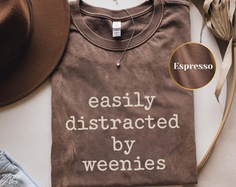 T-shirt teckel drôle, facilement distrait par Weenies | T-shirt pour maman pour chien Comfort Colors®, cadeau pour parent d'animal de compagnie, t-shirt graphique Doxie tendance