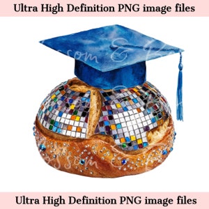 Puede incluir: Un gorro de graduación azul se sienta encima de un pan challah redondo cubierto de mosaico. El challah está decorado con joyas brillantes.