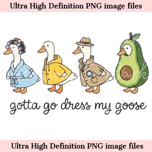 Puede incluir: Una ilustración digital de cuatro gansos blancos con diferentes atuendos: una bata azul con rulos, un impermeable amarillo, una gabardina beige con una lupa y un disfraz de aguacate. El texto dice: gotta go dress my goose.