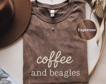 Camiseta de café y beagle, camiseta Comfort Colors® para mamá de perro, regalo divertido para amantes de los beagles, camiseta gráfica de café y perros