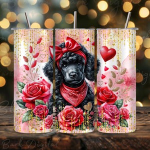 Puede incluir: Tres vasos de acero inoxidable con un caniche negro con pañuelo y lazo rojos, rodeado de rosas rojas y corazones. El fondo tiene un efecto acuarela rosa con detalles dorados.