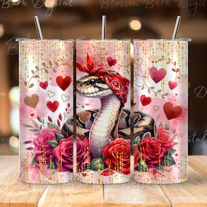 Può includere: Tre bicchieri in acciaio inossidabile con sfondo rosa e oro che mostrano un serpente con una bandana rossa e cuori. I bicchieri sono perfetti per San Valentino.