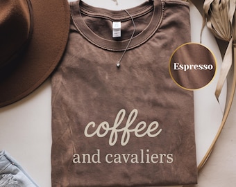 Camiseta "Café y Cavalier", camiseta Comfort Colors® para mamá de perro, regalo divertido para amantes de los perros Cavalier King Charles Spaniel, camiseta gráfica "Café y perros"